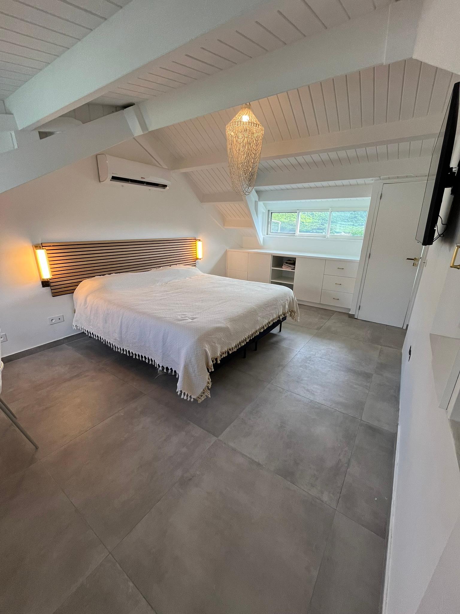 Modern One-Bedroom Beach Apartment gallery image 10