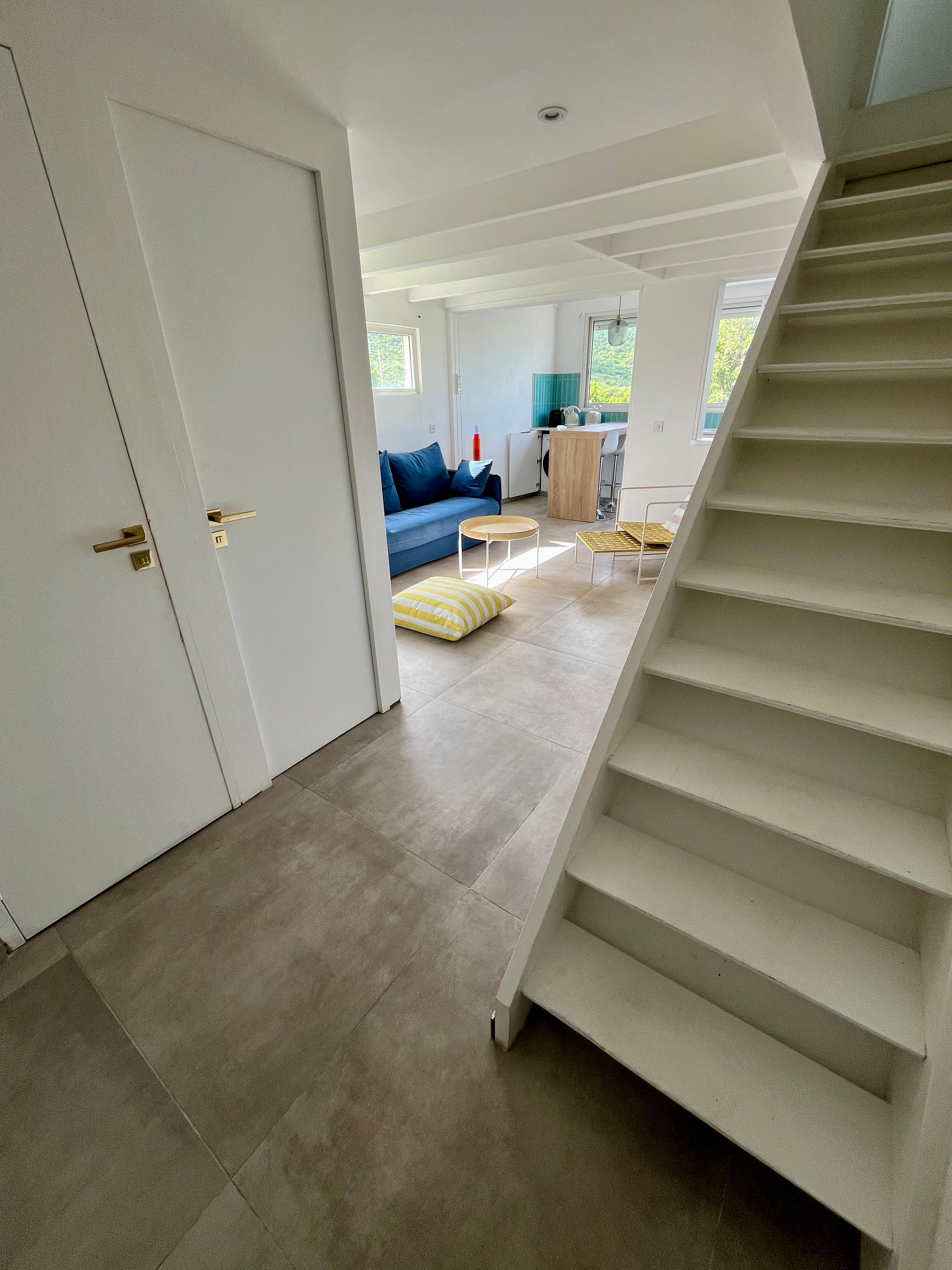 Modern One-Bedroom Beach Apartment gallery image 8